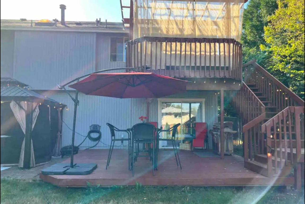Private Level Of The House With Spa Gresham Bagian luar foto